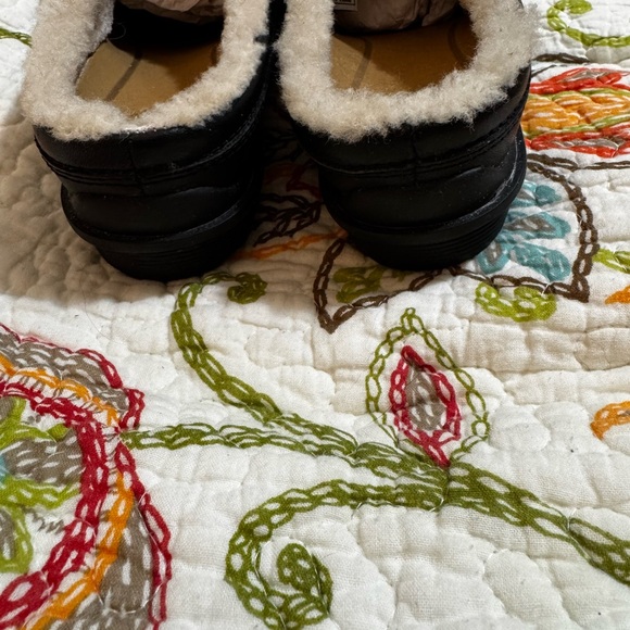 UGG EUC WOMEN’s slip on leather slides. They have only been worn once. Sz 6 - Picture 5 of 7